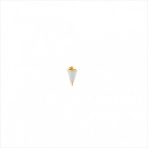 Charm colgante plata bañada en oro. Cono esmaltado color blanco. Salvatore