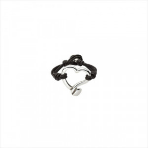 Pulsera Tramar. Metal bañado en plata y cuero. Forma corazón. Uno de 50
