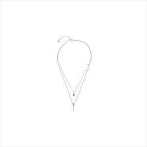 Collar US. Cadena doble con charms en forma de aguja y botón. Metal bañado en plata. Uno de 50.