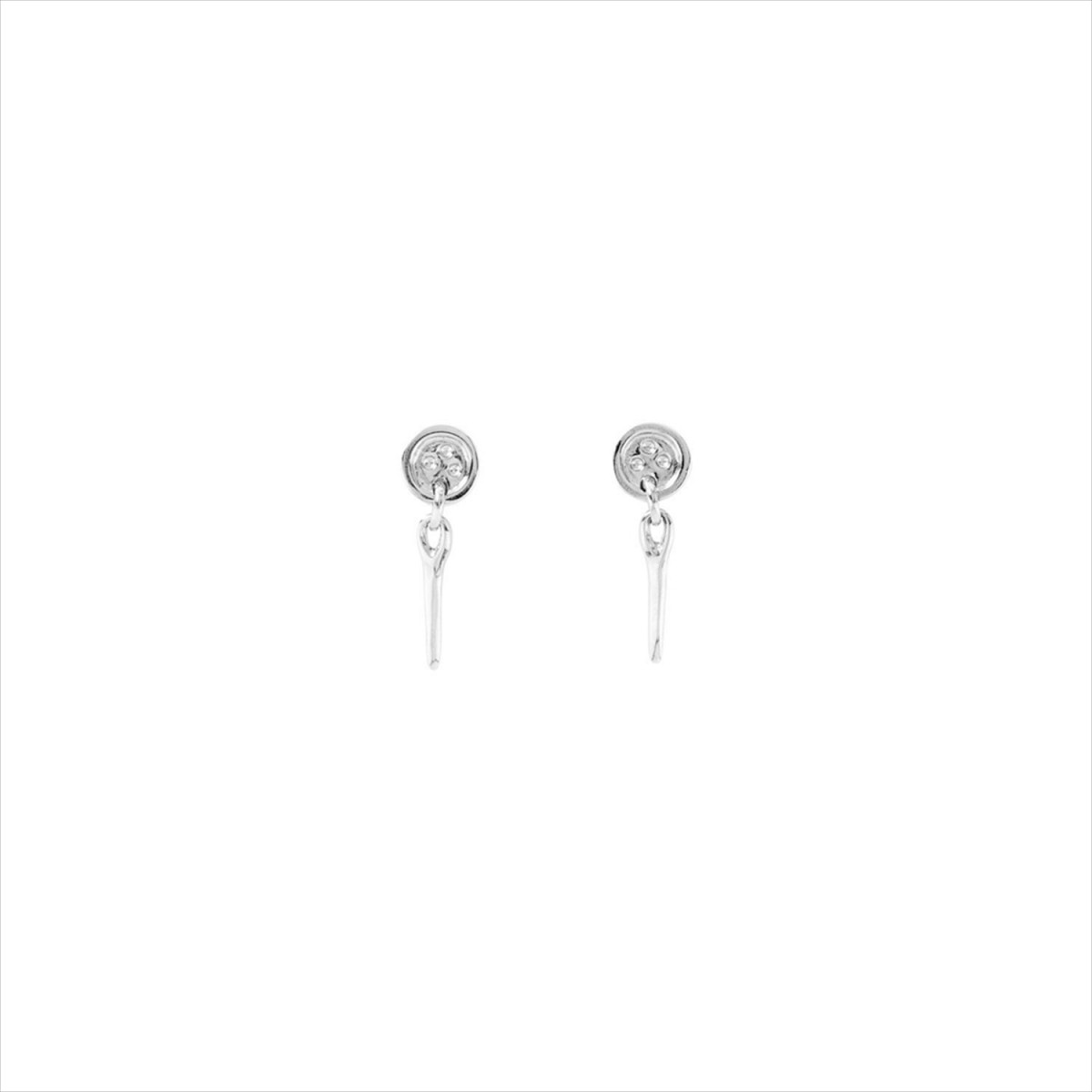 Pendientes Sewn. Diseño forma de botón del que cuelga una aguja. Metal bañado en plata. Uno de 50