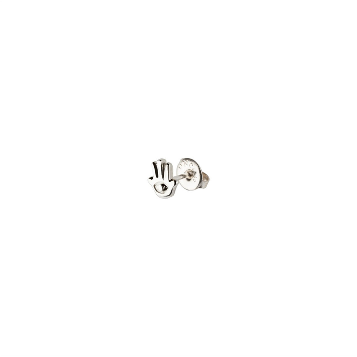 1 Pendiente Protect us stud, tipo piercing. Diseño mano de fátima. Metal bañado en plata. Uno de 50