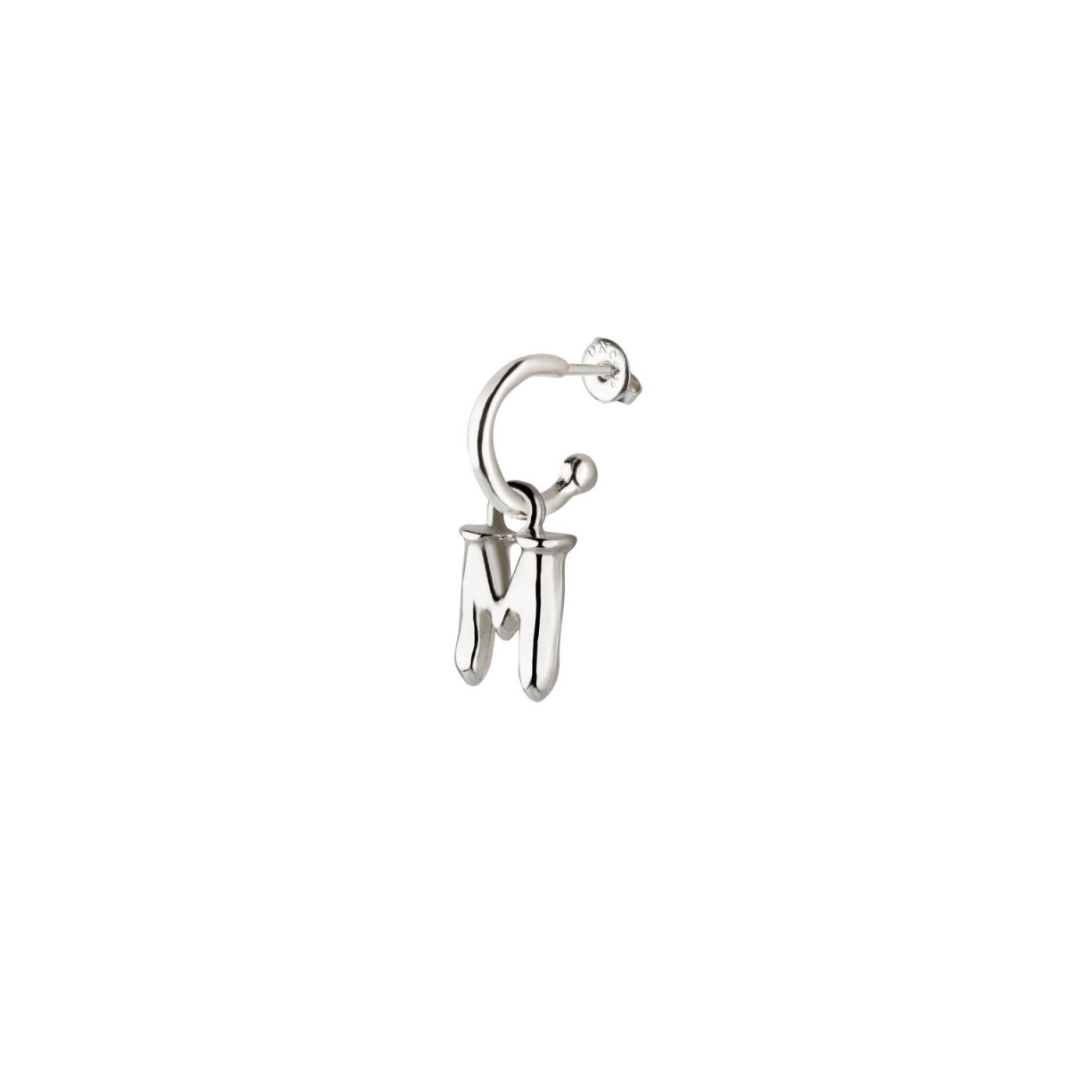 Charm colgante letra M, bañado en plata.  ARO NO INCLUIDO. Uno de 50