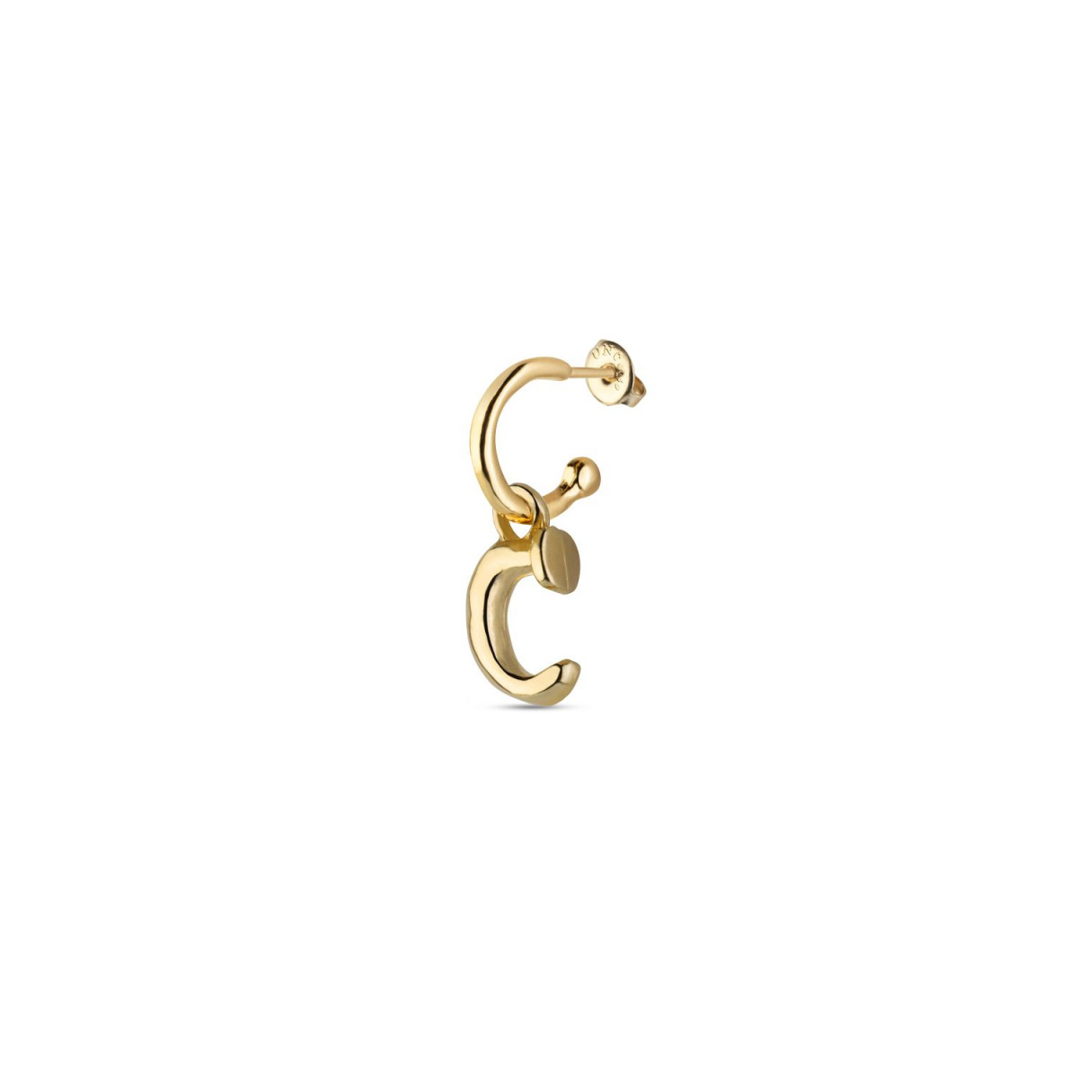 Charm colgante letra C, bañado en oro.  ARO NO INCLUIDO. Uno de 51