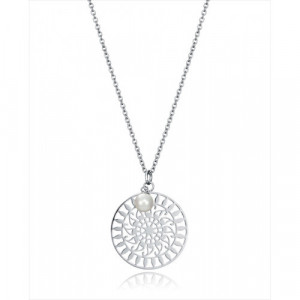 Colgante de acero con medalla calada de 25 mm de diámetro y charm de perla de 6 mm. Cadena de 60 cm y 5 cm de extensión.  Vicero
