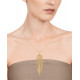 Collar largo de acero Ip Gold con colgante en forma de pluma con calado. Largo 70cm y 5cm de extensión. Viceroy