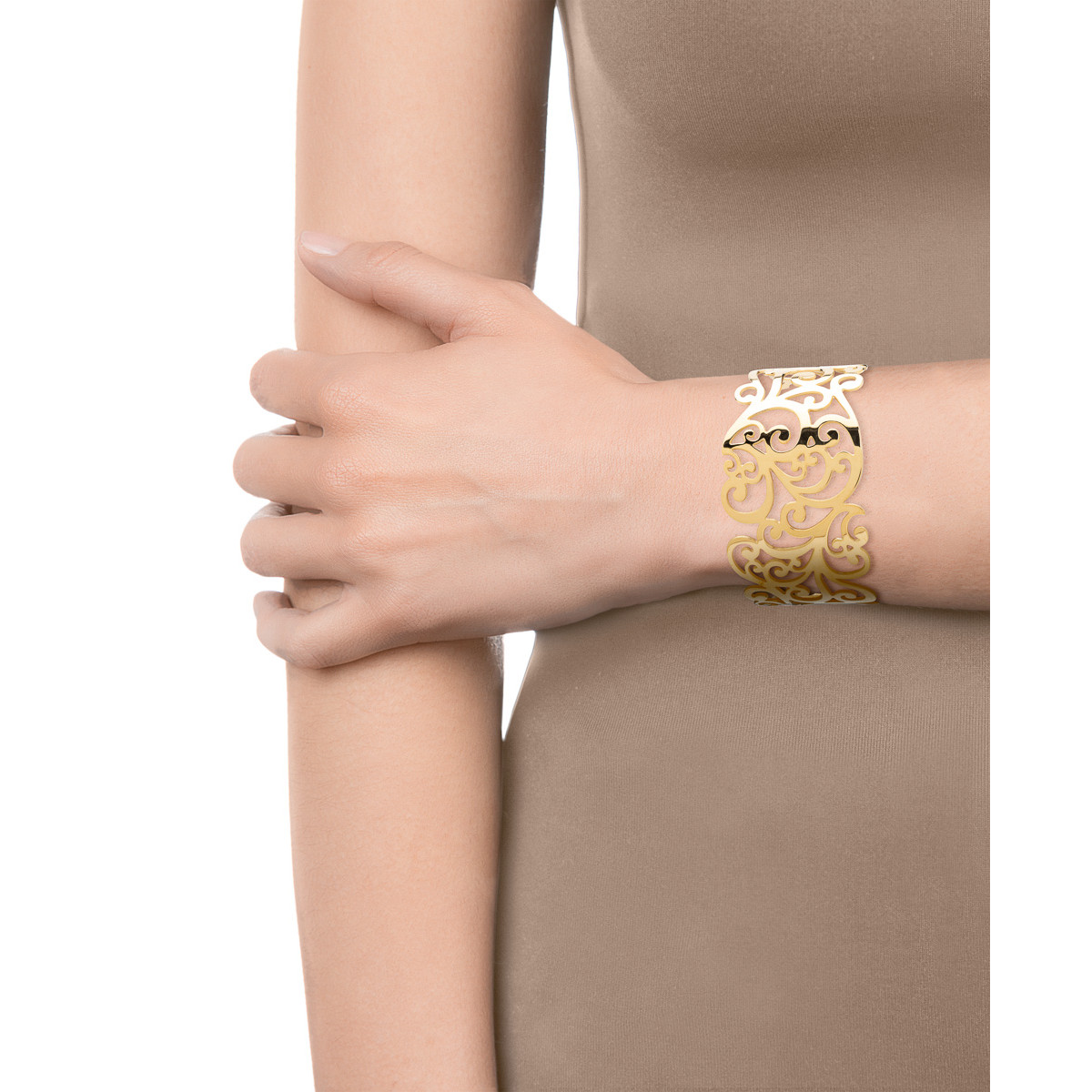 Brazalete abierto en acero Ip Gold con calado floral de 3,7 cm de ancho. Viceroy