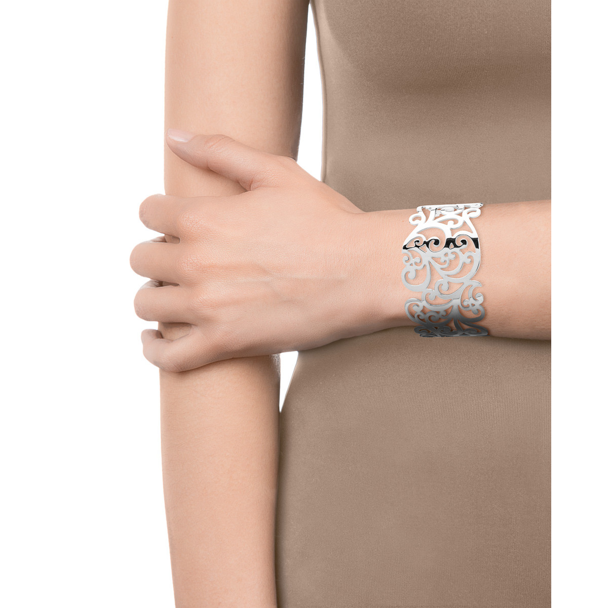 Brazalete abrierto en acero con calado floral de 3,7 cm de ancho. Viceroy