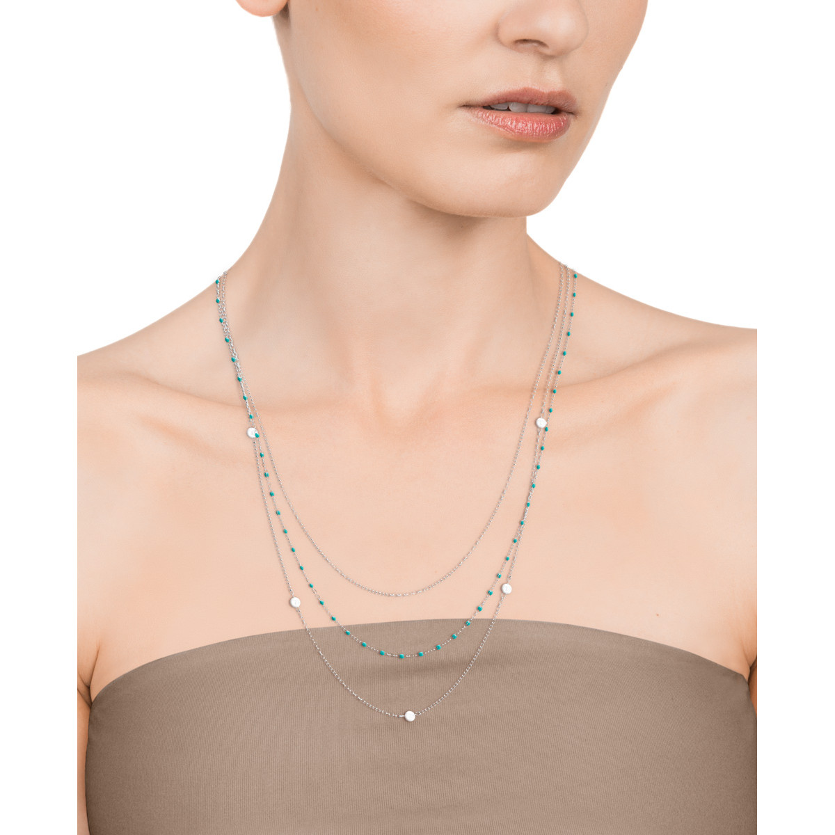 Collar triple de acero, la cadena interior es simple de 1,5 mm, la cadena intermedia tiene bolitas de esmalte turquesa y cadena