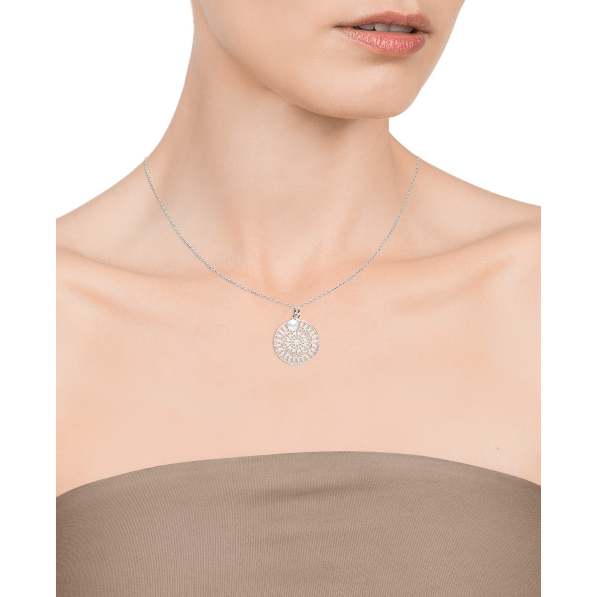 Colgante de acero con medalla calada de 25 mm de diámetro y charm de perla de 6 mm. Cadena de 60 cm y 5 cm de extensión.  Vicero