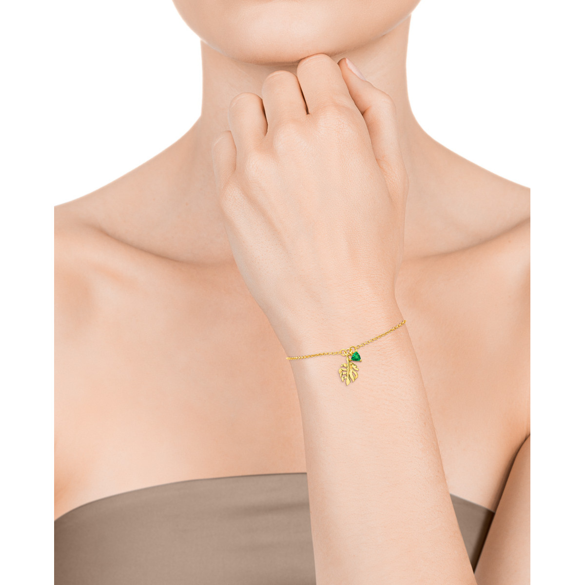 Pulsera de plata de ley 925 bañada en oro con colgante en forma de hoja y circonita verde. Largo de 17 cm y 2 cm de extensión. V