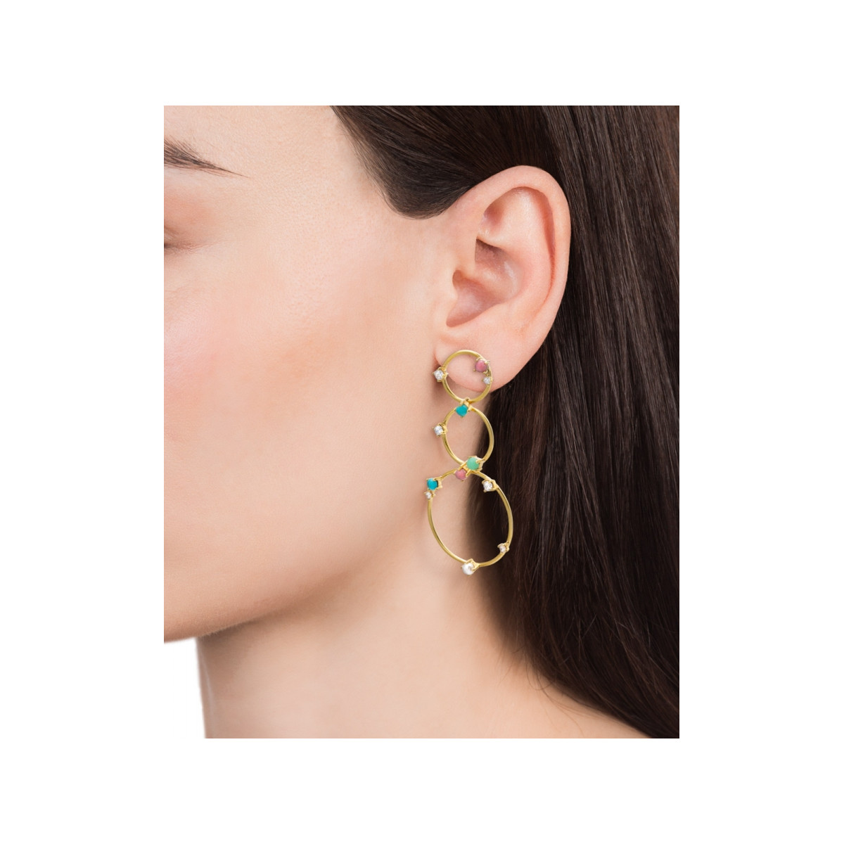 Pendiente plata bañada en oro. Tres aros distinto tamaño. Circonitas blancas, piedras color. Viceroy