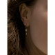 PENDIENTE PLATA BAÑO DE ORO FORMA DE FLECHA CON CIRCONITAS. 1 PENDIENTE CON CADENA. 1 PENDIENTE PEGADO A LA OREJA. LINEARGENT