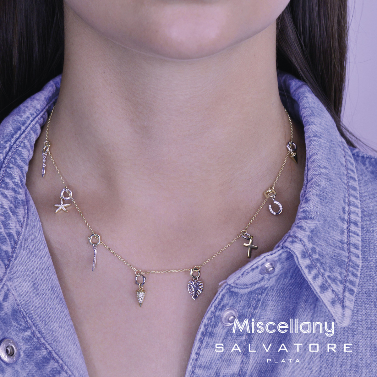 Colgante charm plata bañada en oro, cono circonitas moradas brillantes. Miscellany. Salvatore