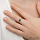 Anillo con topacio London Blue y diamante lateral. Oro rosa. LeCarré