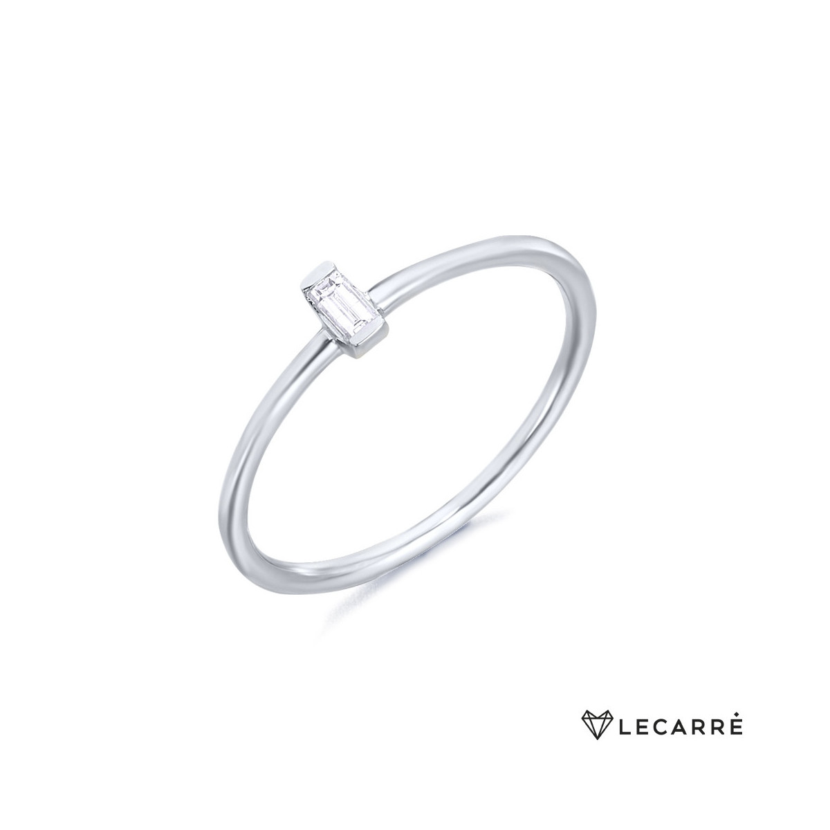 Anillo con diamante talla Baguette, oro blanco. LeCarré.