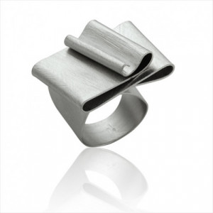 Anillo de plata rodiado ancho con pliegues