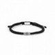 Pulsera de hilo anudada negra con un motivo en plata. Promojoya