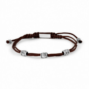 Pulsera de hilo marrón con tres motivos de plata. Promojoya