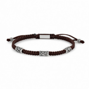Pulsera de hilo anudada marrón con tres motivos de plata. Promojoya