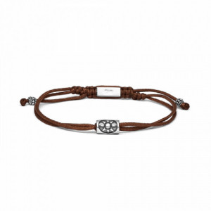 Pulsera de hilo de seda marrón con un motivo de plata en el centro. Promojoya